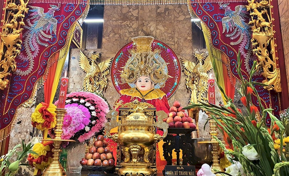 Người dân, du khách thường đến chùa để xin lộc Bà Chúa Xứ